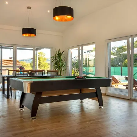 Branka - Tomi Drni - Siveri 빌라