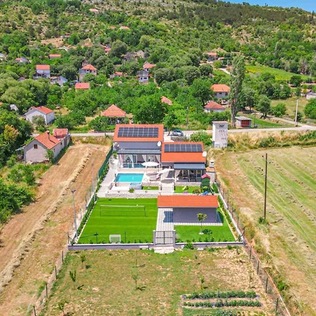 Branka - Tomi Drni - Siveri Villa Drniš